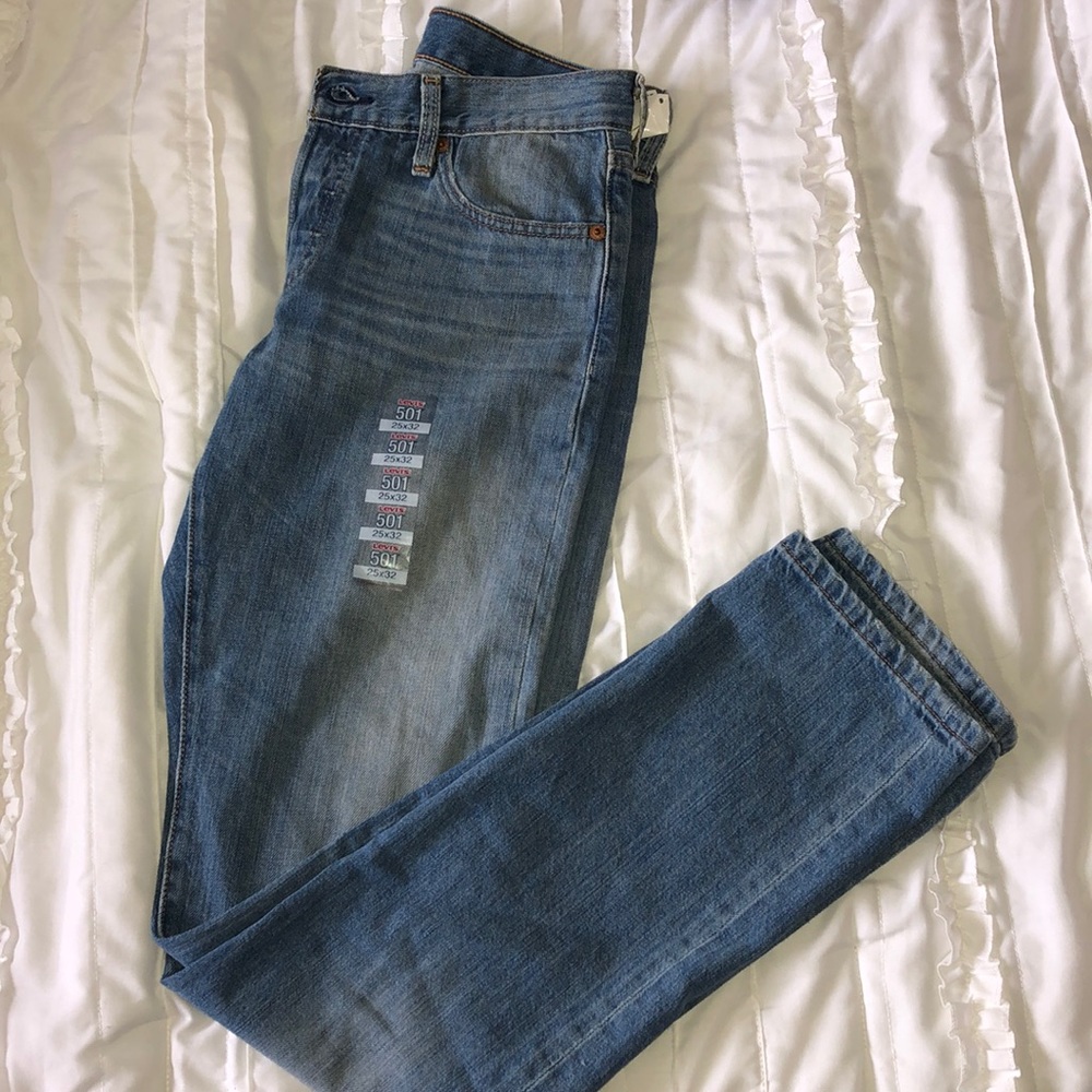 Levi’s Distressed Light wash jeans